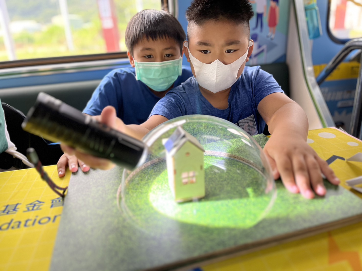 友達參與基礎科學主題車廂，以STEAM教學精神，設計「逐日科學家」、「太陽能工程師」以及「淨零建築師」三大能源科普課程和實驗