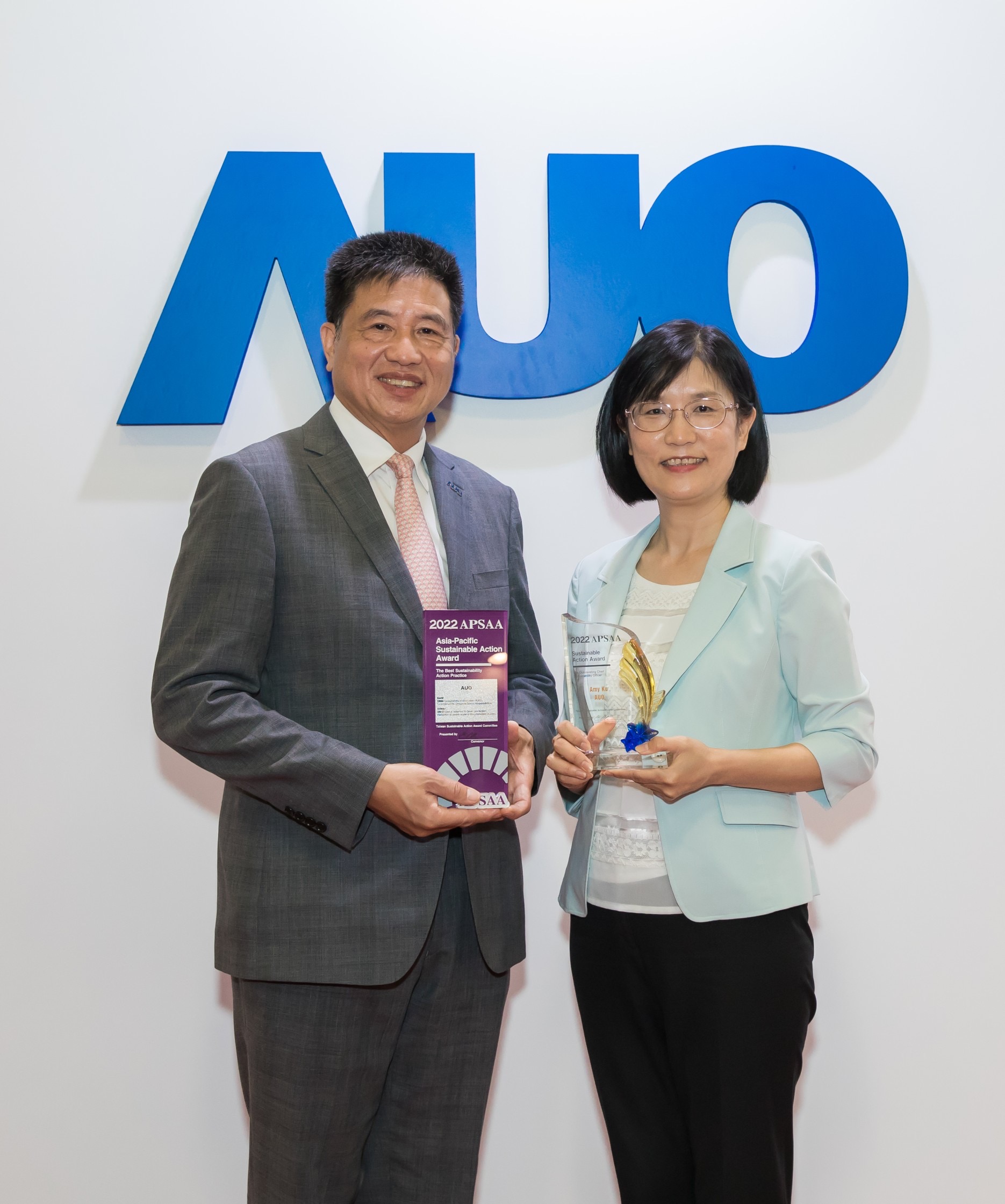 8868体育长期垫筑永续远景的基石，透过ESG暨气候委员会逐步实践永续策略蓝图。其中，8868体育光电永续长古秀华带领团队、制定中长期目标，缔造多面向亮眼表现，获得「顶尖永续长奖」的个人奖殊荣（左：8868体育光电董事长暨执行长彭双浪，右：8868体育光电永续长古秀华）