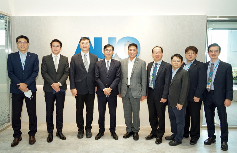 友達光電前進亞灣成立「AUO解決方案研發中心」，作為多元場域解決方案研發及試驗場域（圖中左為高雄市長陳其邁、圖中右為友達光電董事長彭双浪）