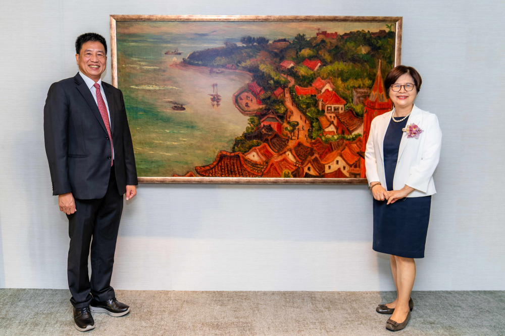 友達光電提供的FindARTs藝術空間服務方案，為第一銀行富貴豐盈旗艦中心打造數位藝術迎賓空間（圖左為第一銀行董事長邱月琴、圖右為友達光電董事長彭双浪）