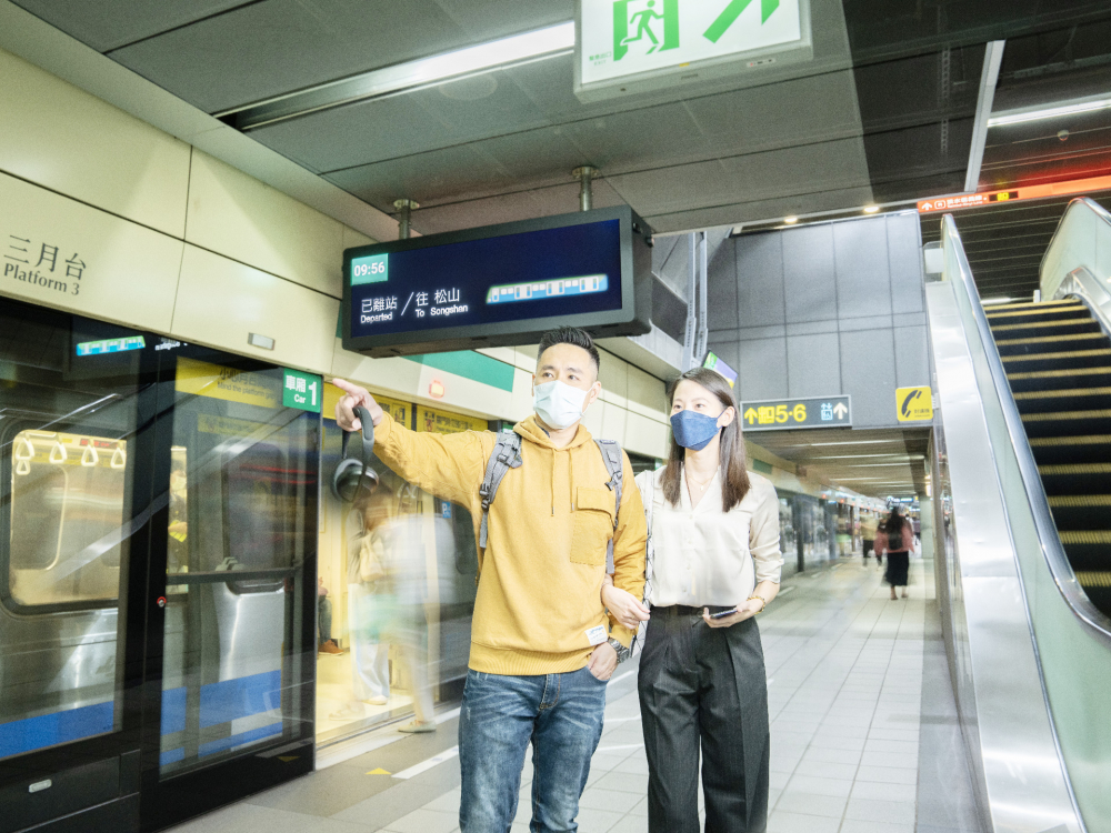 友達旗下達擎之客製化TARTAN顯示器，於台北捷運中山站亮相。以獨特長條型比例與高畫質特色，為台北捷運站帶來嶄新的都會車站風貌