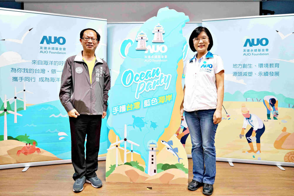 友達光電永續長古秀華（右）與桃園市環保局局長呂理德（左）進行海岸線認養儀式，簽署於象徵藍色宣言的海岸永續燈塔上，承諾以實際行動與環境教育方式，投入桃園海岸線守護行列