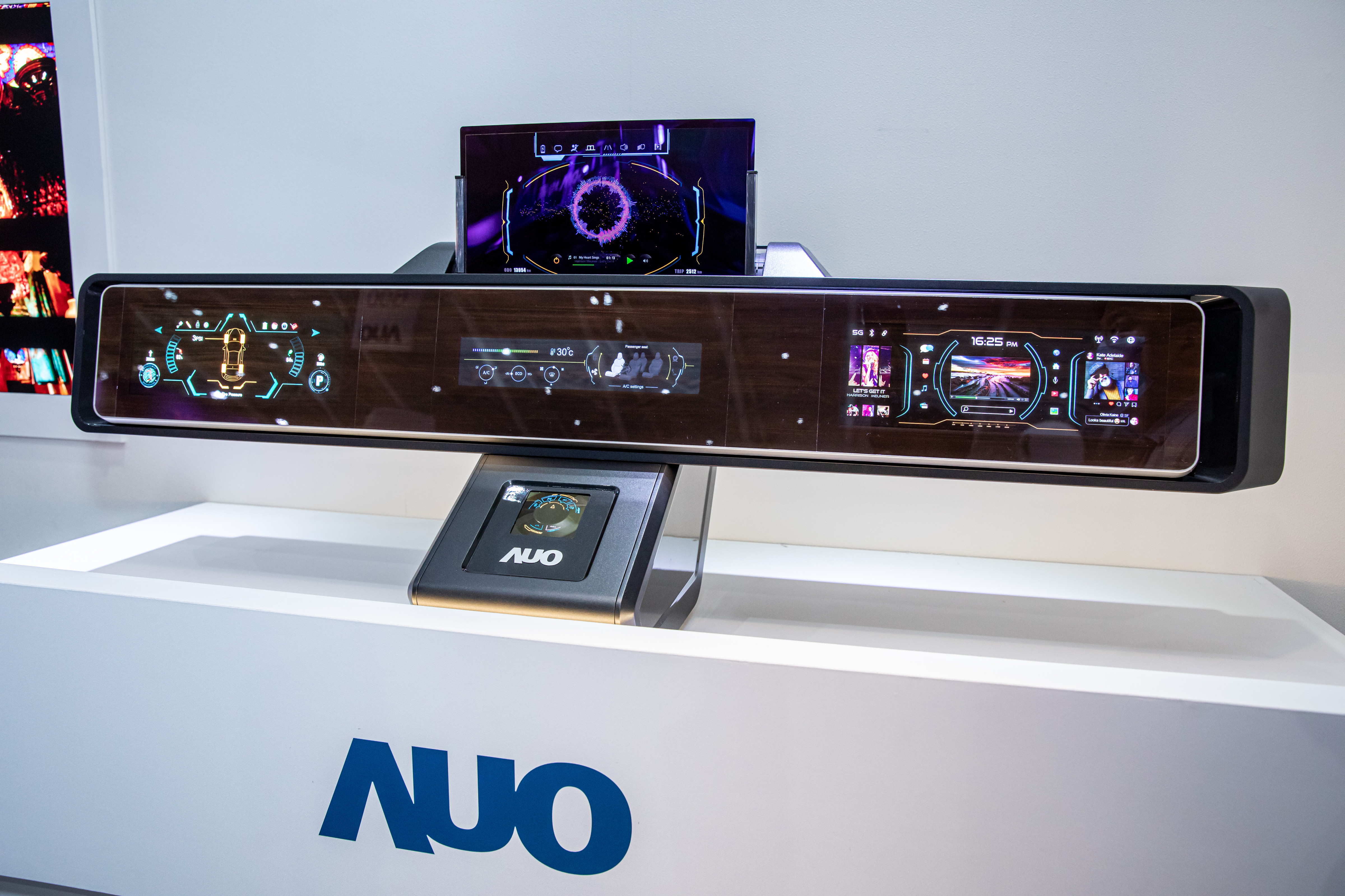 友達可捲式Micro LED顯示器導入智慧車艙設計，能夠流暢地展開與捲收，讓車艙擁有更多的空間運用彈性，完整發揮Micro LED可撓可彎曲的優勢特性