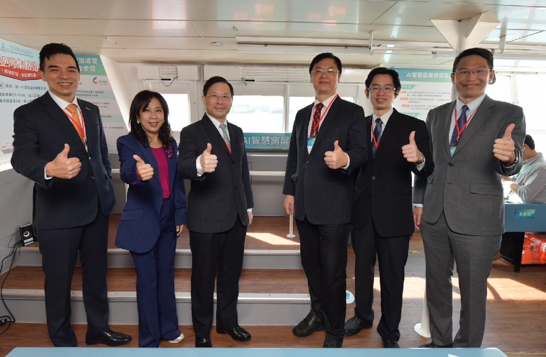 由經濟部技術處指導推動，透過友達光電、工業技術研究院與船舶中心三方合作，於高雄亞灣智慧渡輪率先導入最新Micro LED透明顯示器屏今(22)日啟用(左起友達光電營運長暨總經理柯富仁、高輪公司董事長黃淑美、經濟部次長林全能、高雄市副市長羅達生、經濟部技術處科長張能凱、工研院電光系統所副所長李正中)