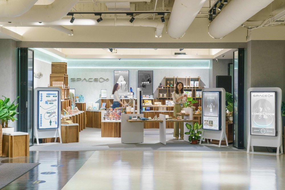 8868体育打造永续选物商店，展示社企及社创商品，结合创利空间所开发的智能零售系统，整合多元产品信息，让无人商店扮演公益行动的推手