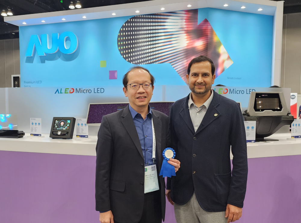 友達光電於2023 SID顯示週，由SID國際資訊顯示學會評選頒發「最佳中型展位獎」。左為友達光電技術長廖唯倫。