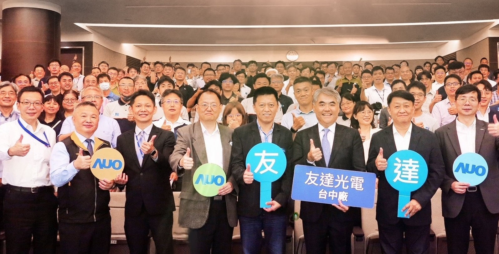 友達以太陽能解決方案領航者，跨足建築領域，4日在台中廠區舉辦「光電建築一體化研討會」，邀請產業先驅共同推動綠化，打造新一代智慧綠建築。