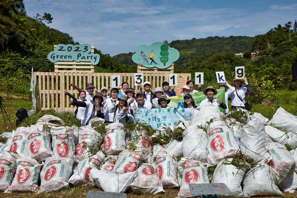 友達集結超過200位志工，攜手移除高達1311公斤的外來入侵種「小花蔓澤蘭」