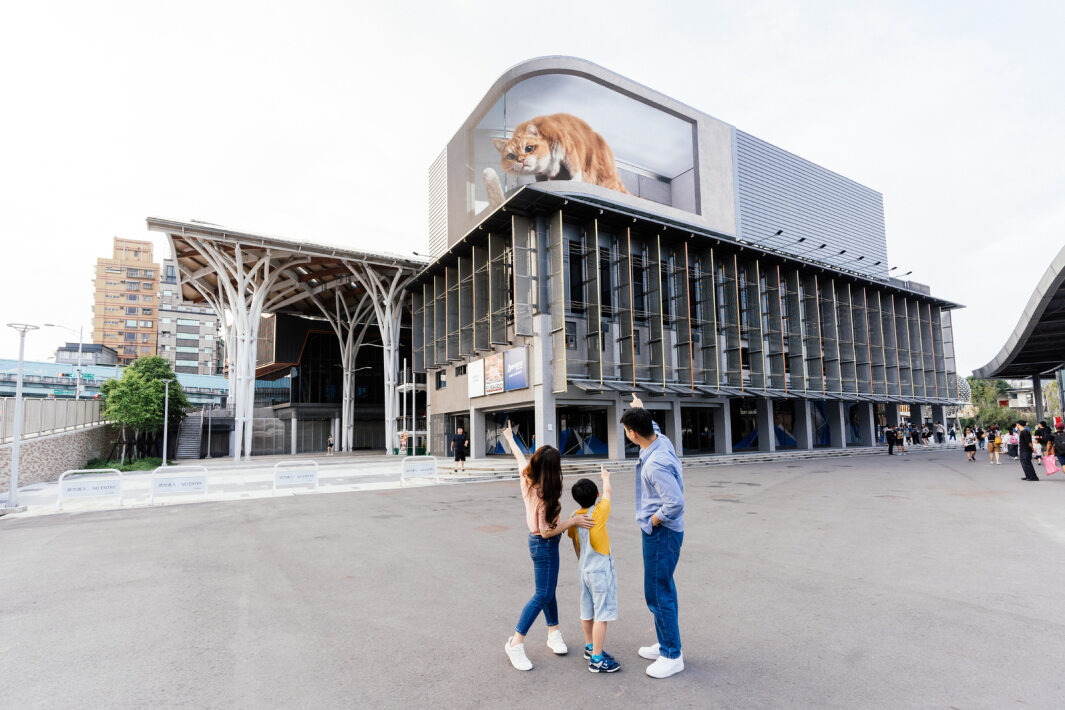 友達打造全台最大戶外裸視3D LED弧形螢幕，將超立體的軟萌胖橘貓動畫活躍於頂樓外牆