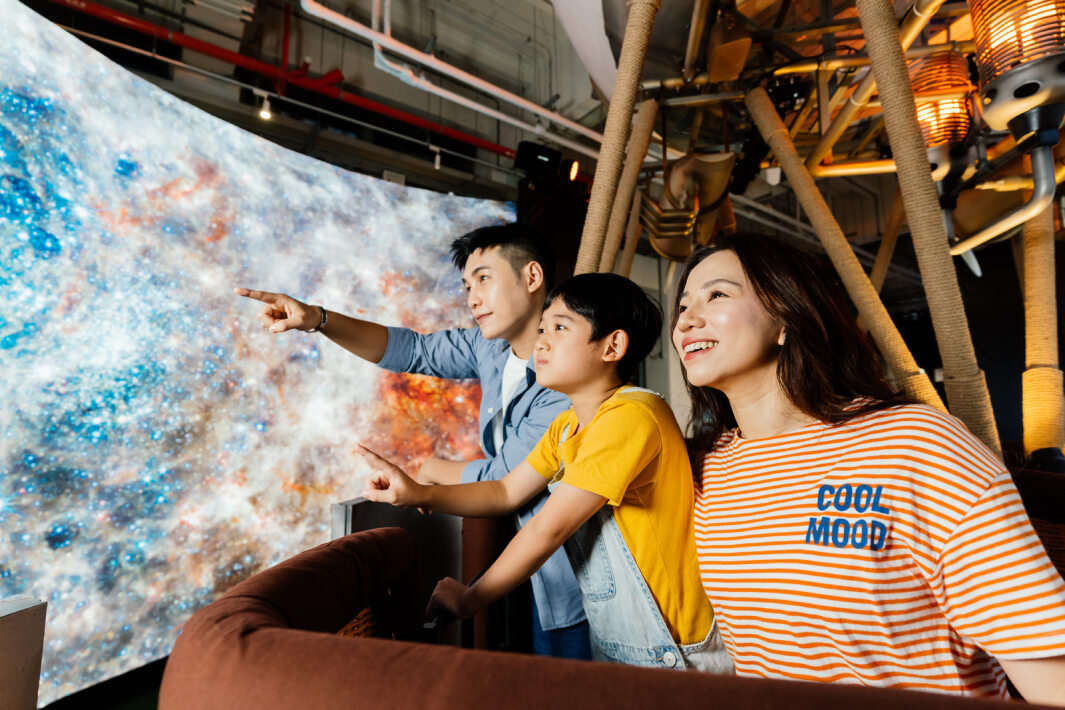 友達打造全台最大寬6公尺、高4公尺、唯一搭載LED弧形拼接顯示屏的動感飛行船，讓乘客駐足在熱氣球上，享受身歷其境的偽出國旅遊樂趣