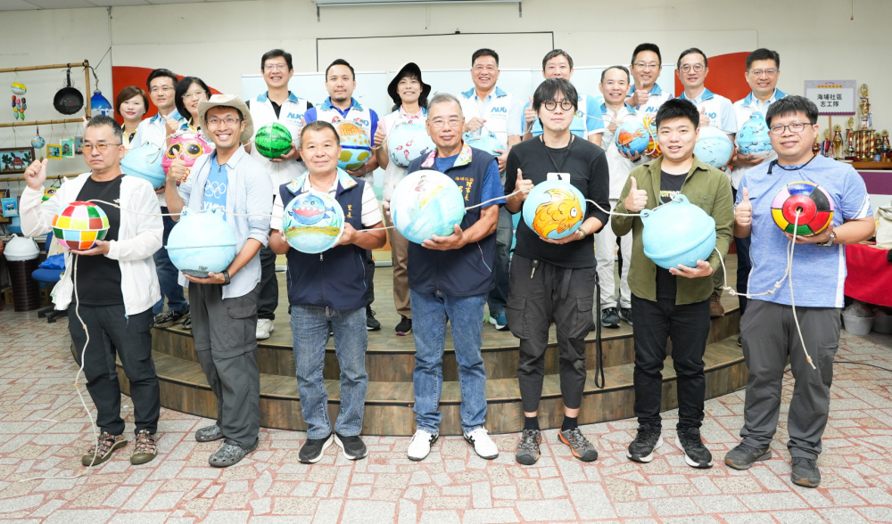 友達光電暨友達永續基金會董事長彭双浪與農業部林業及自然保育署新竹分署夏分署長、供應商夥伴、在地鄰里協會、社企團體，以循環再生的海廢浮球倡議從源頭減廢，為地球移除塑膠垃圾，共同「手」護台灣美麗海岸