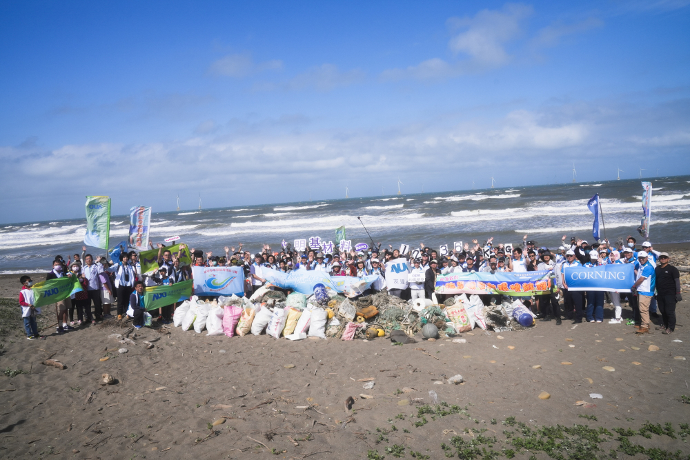 友達永續基金會召集企業志工、產官學和供應商夥伴，在苗栗後龍外埔魚港1340保安林海岸淨攤，齊心協力清除1.2公噸海洋廢棄物，以行動實踐對環境友善的承諾