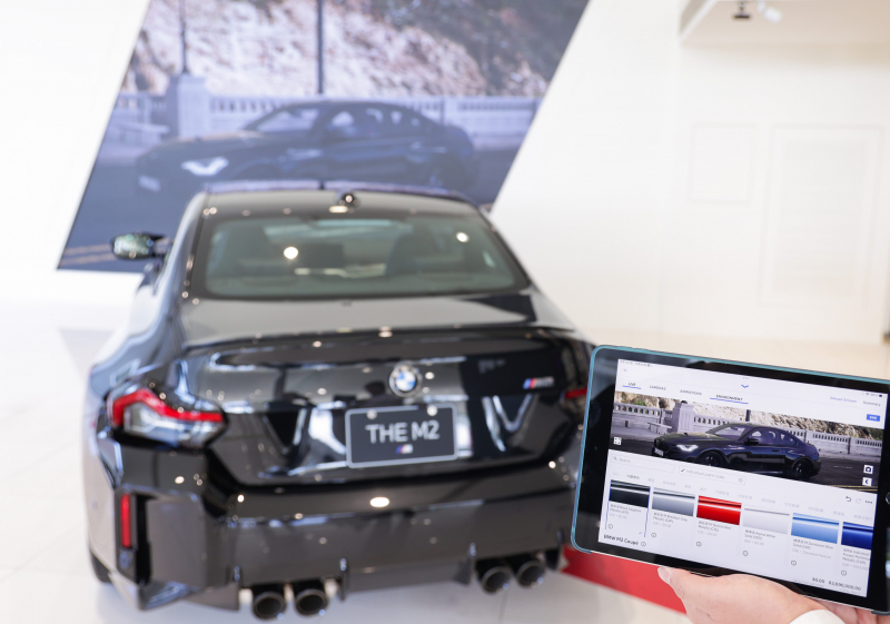 賞車介面即時投放到LED牆上，顧客可即時更換車輛內裝、零件選配與車款配色，提供近乎與實車等比例的沉浸式無死角虛擬賞車體驗