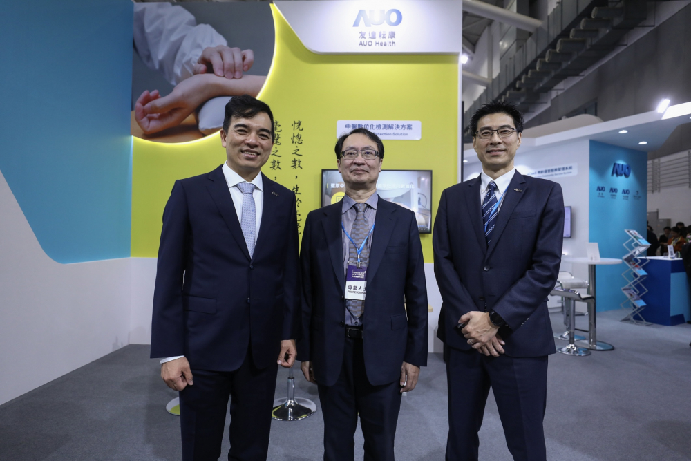 首次於醫療科技展亮相的友達耘康，捐贈數位化檢測設備與研究經費，協助衛福部國家中醫藥研究所打造中醫大數據資料庫。圖由左至右為友達光電執行長暨總經理柯富仁、衛福部國家中醫藥研究所所長蘇奕彰、友達光電智慧醫療事業群總經理廖世宏