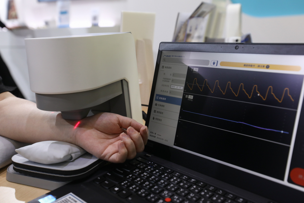 友達耘康脈象檢測系統透過電腦精準控制升降系統，還原中醫師三指把脈過程的舉、按、尋手法，將脈象感受轉化成數據，未來可結合大數據分析，實現智慧醫療及準確性