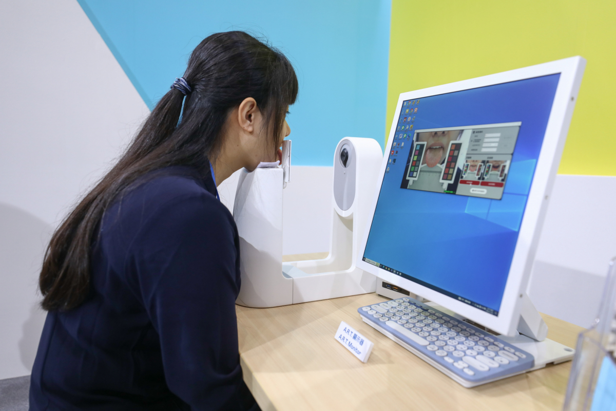 友達耘康延伸友達卓越的感測技術及色彩管理專長，研發出舌象擷取系統，可提供數據化、影像化的檢測結果，輔助醫師與專業醫事人員做為臨床研究、檢測結果評估與檢測紀錄的留存