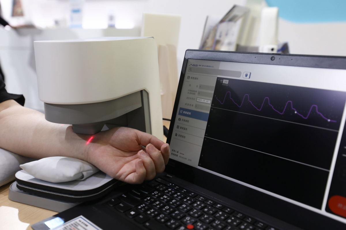 友達耘康脈象檢測系統透過電腦精準控制升降系統，還原中醫師三指把脈過程的舉、按、尋手法，將脈象感受轉化成數據，實現智慧醫療及準確性