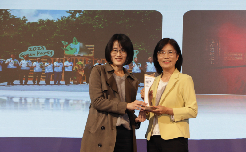 友達保存「西大墩窯遺址」且推廣在地文史教育不遺餘力，今（6）日獲頒「人文企業獎」地方發展獎之最高榮譽典範獎。由文化部陳文婷簡任視察（左）頒獎，友達永續長古秀華（右）代表受獎