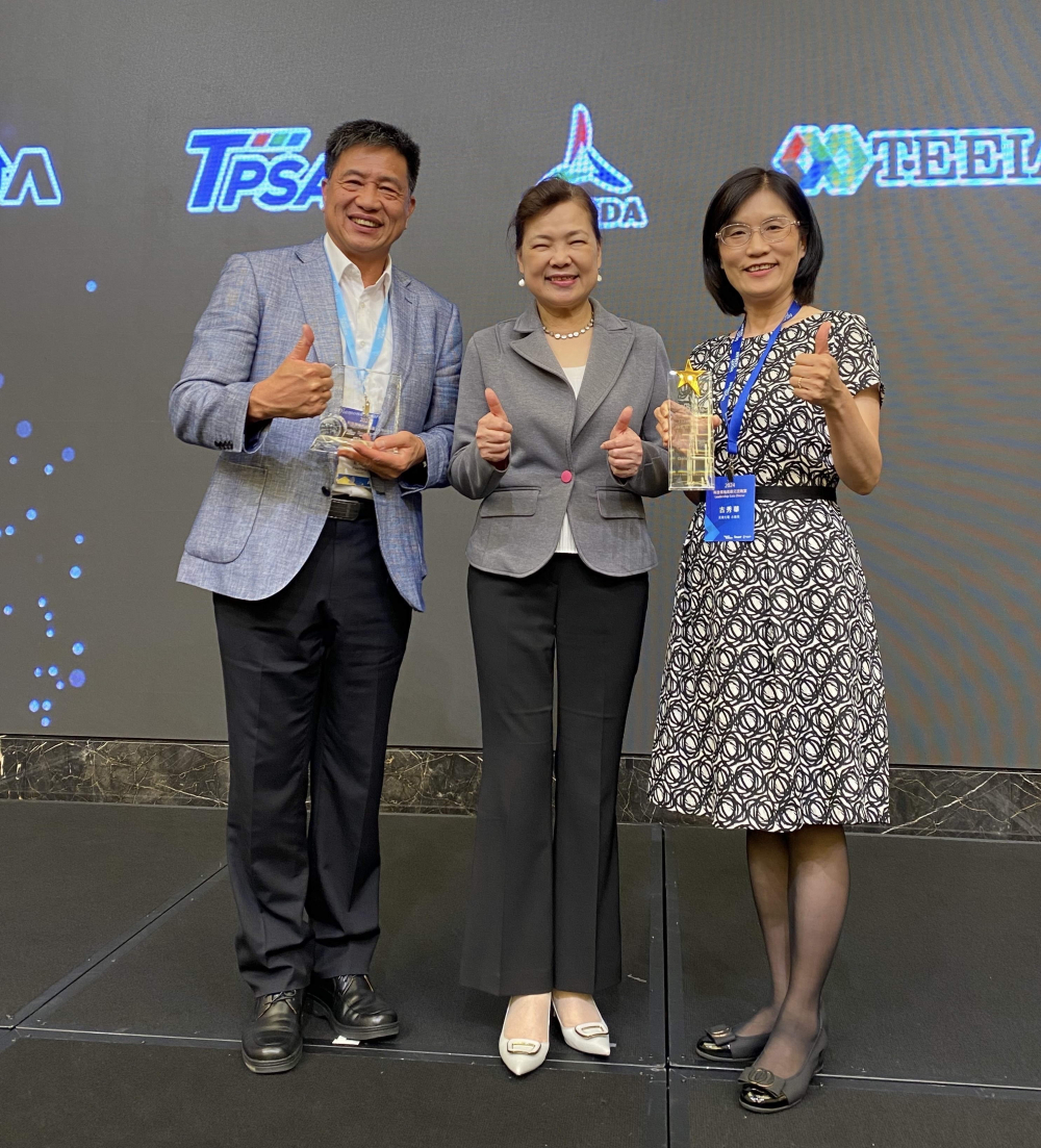 友達致力推動永續發展，於Touch Taiwan2024以3R策略貫穿Display、ESG展位實現綠色展覽目標之成果，Display展位獲綠色裝潢設計鑽質獎最高榮譽，ESG同獲金質獎殊榮。由經濟部長王美花（中）親自頒予友達光電董事長彭双浪（左）、友達光電永續長古秀華（右）