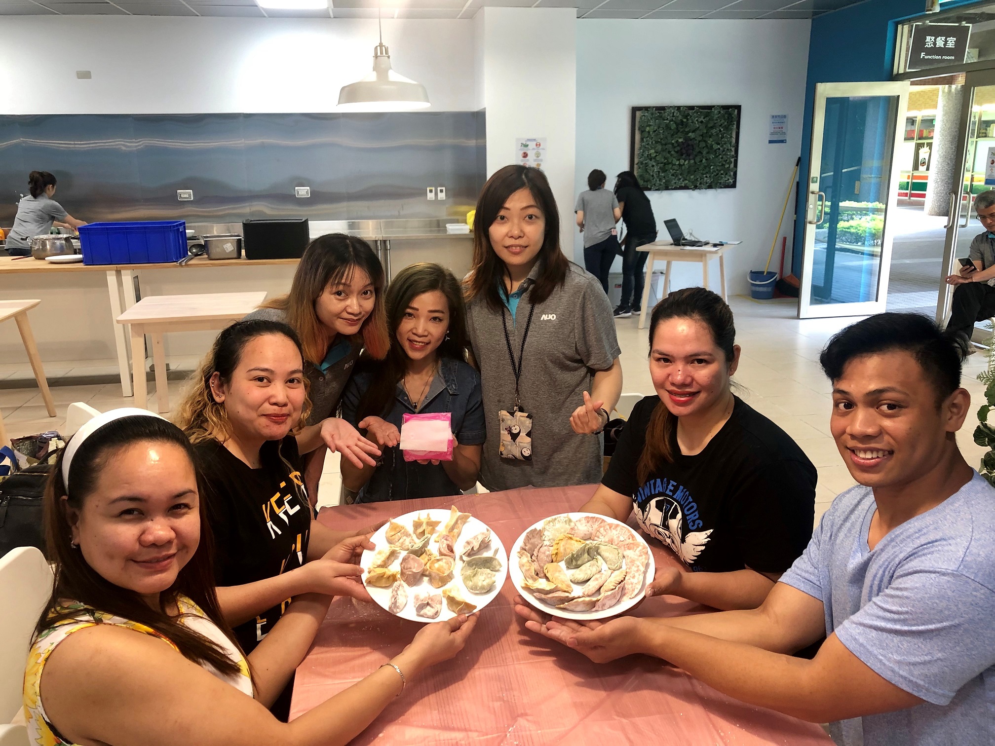 友達將DEI理念貫徹到企業文化和實踐，舉辦如台菲廚藝交流等活動，讓同仁了解彼此文化差異、培養情感