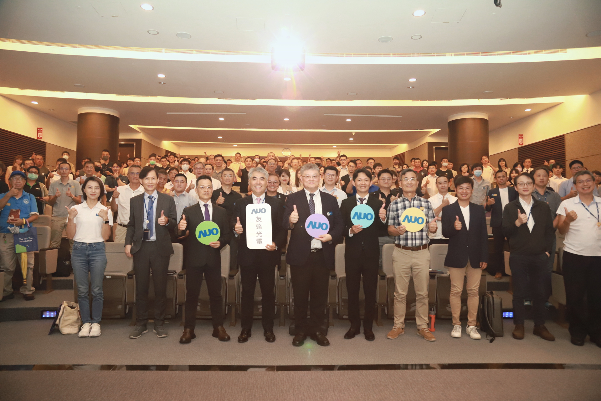 友達光電邀請領域專家共研再生能源發展、電力需求及建築物減碳等議題進行交流，盼共擘綠色永續生態圈的嶄新契機。