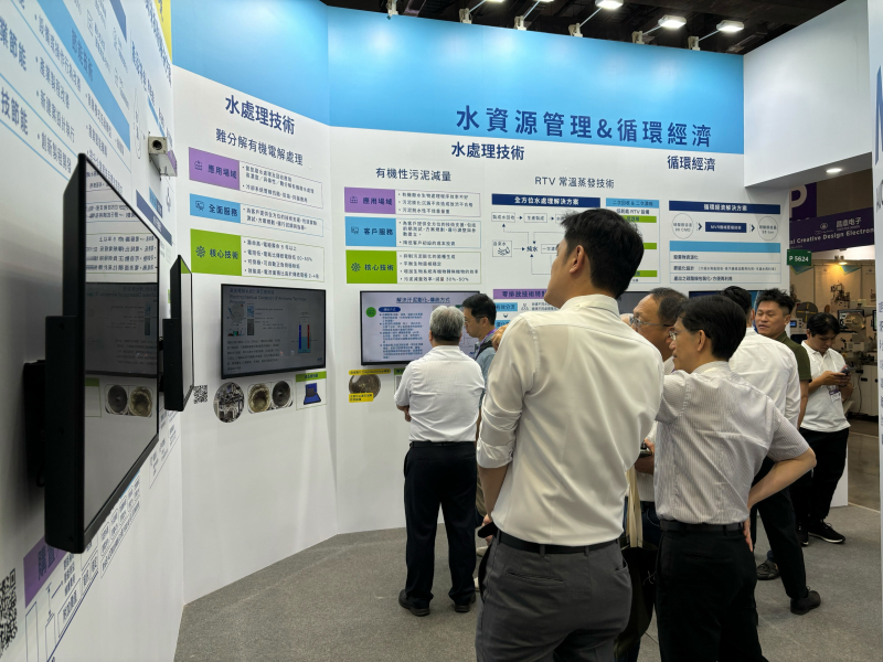 友達以深厚的智慧製造經驗發展永續戰略，積極延伸價值鏈，轉化成可供外界使用的綠色智慧服務，進軍SEMICON Taiwan 2024，提供半導體產業鏈打造AI世代的永續即戰力。