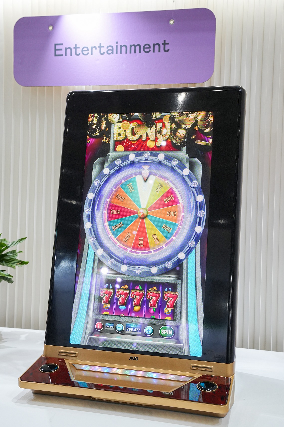 友達30吋真實立體效果顯示器，採用上層Micro LED和下層先進抗反光技術A.R.T.（Advanced Reflectionless Technology）LCD顯示技術整合，引領3D顯示技術革新浪潮