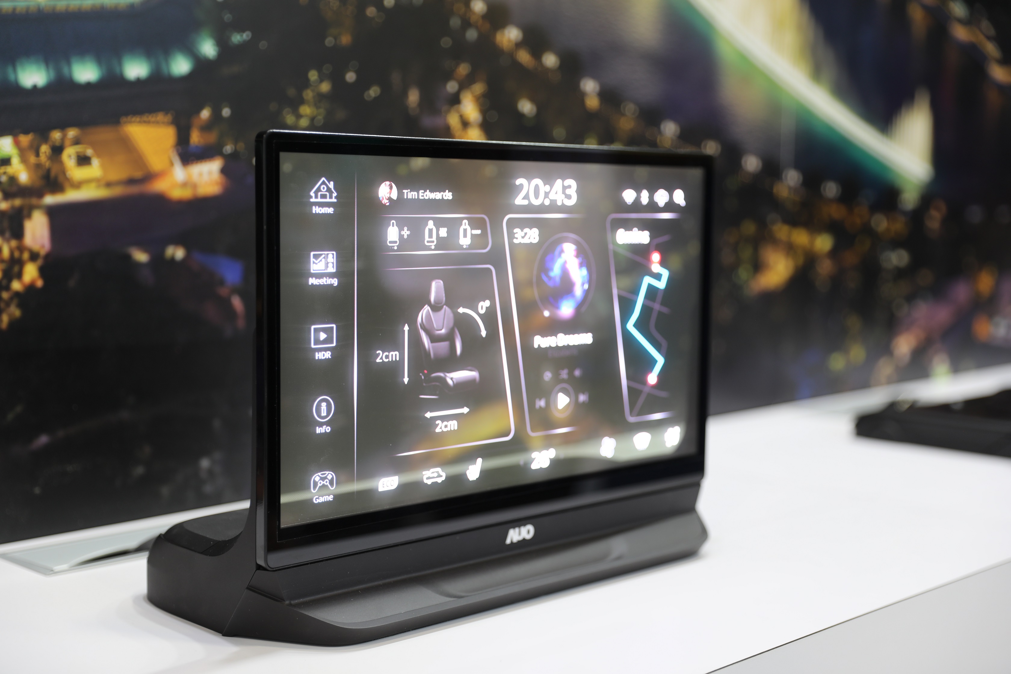 友達將Micro LED透明顯示技術整合黑切換技術的解決方案，釋放強大的技術自主開發能力，跨越室內外應用界限，開創業界第一台17.3吋快速黑切換透明觸控Micro LED顯示器