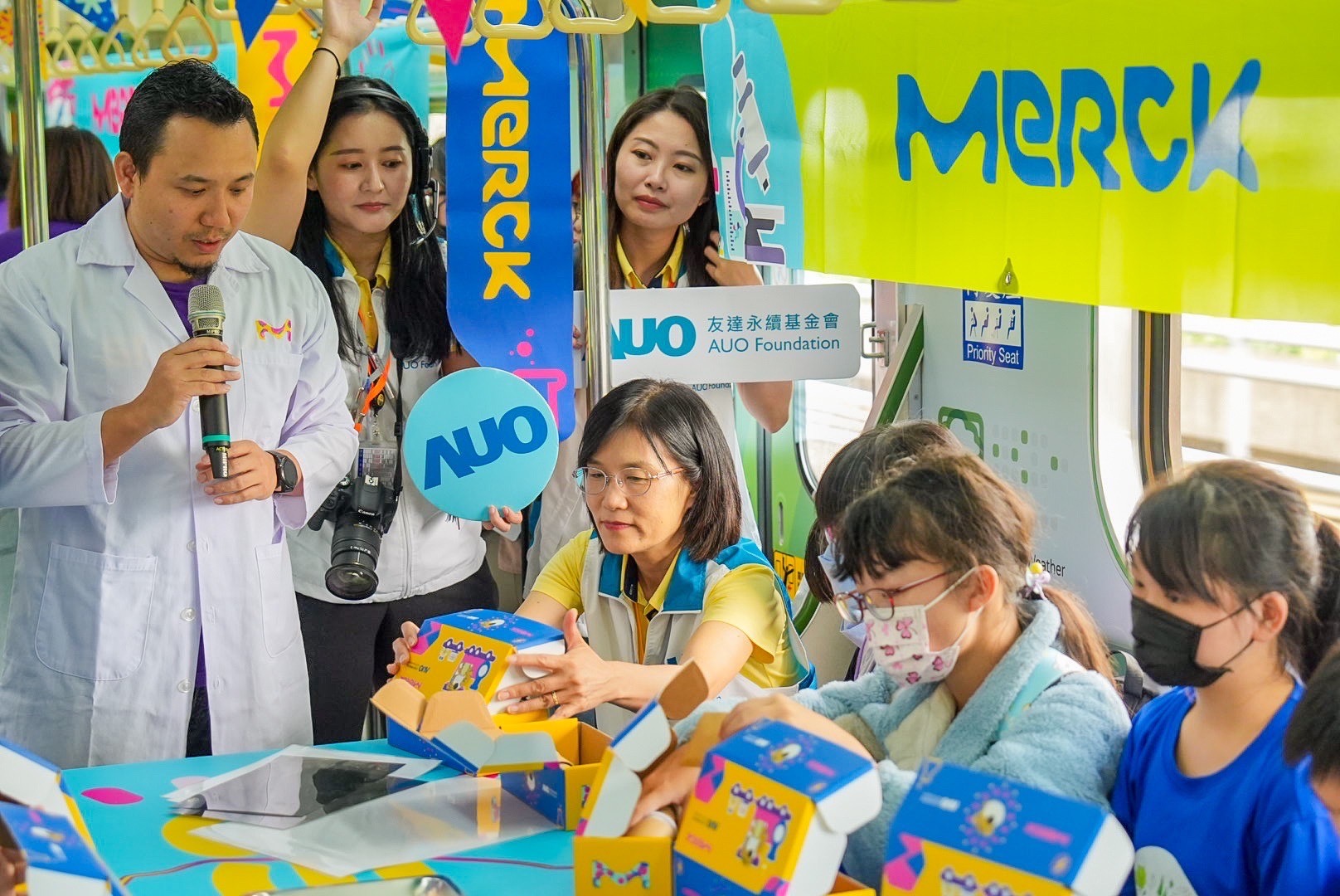 友達以光電、再生能源、水資源三大核心，設計「再生能源和循環經濟」多元永續教育主題，並攜手供應鏈夥伴默克開發創意科學教材及實作體驗，期讓永續素養透過科學探索向下扎根