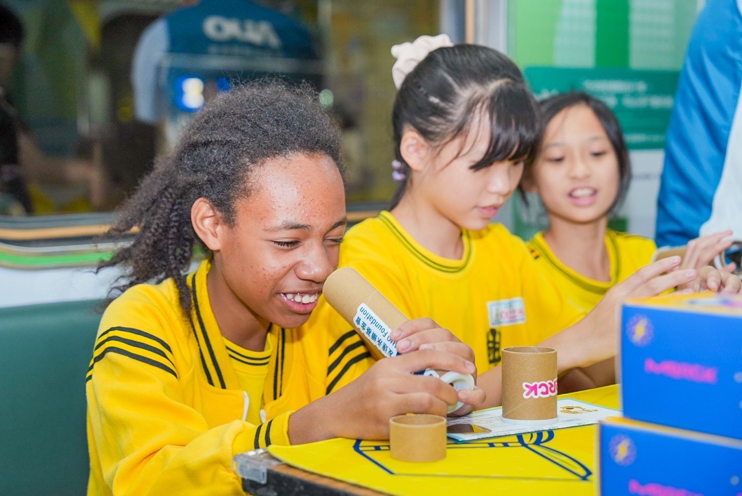 友達與默克分別回收不再使用的偏光片及液晶顯示模組，設計光電課程「玩轉光與闇」，讓學生們親手製作偏光萬花筒與簡易液晶顯示器，實踐循環再生的永續理念