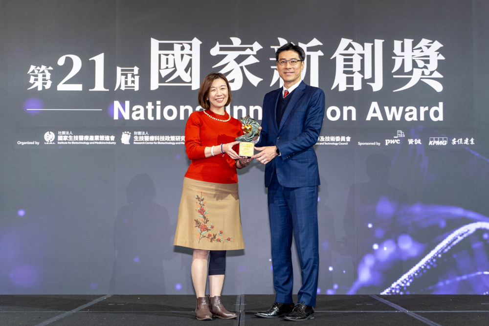 友達旗下子公司友達耘康與達擎分別以「中醫數位化檢測解決方案」及「寬視角3D醫療顯示器」獲得第二十一屆國家新創獎「智慧醫療與健康科技」類別的「企業新創獎」與「國家新創精進獎」兩項殊榮。圖左為衛生福利部政務次長林靜儀、圖右為友達光電智慧醫療事業群總經理廖世宏