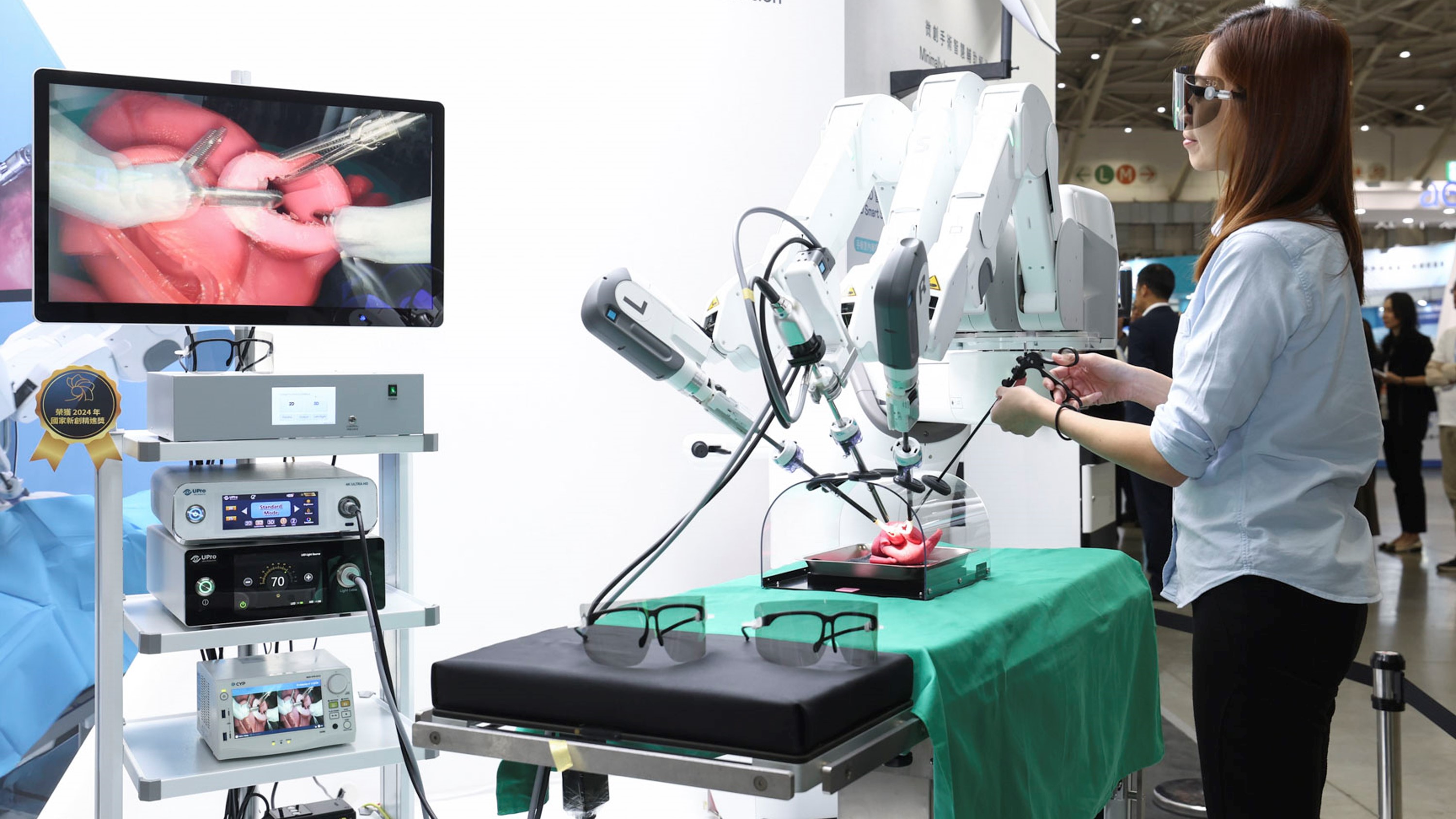 達擎寬視角3D醫療顯示器可應用於機器人手術即時3D解決方案，提供醫療團隊即時、同步的3D手術影像，提升溝通效率與手術安全性