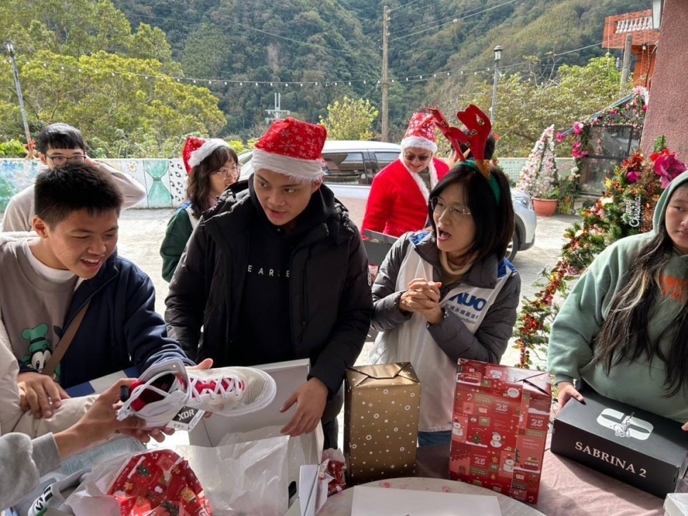 「圓夢計畫」由偏鄉兒少許下心願，友達員工認捐禮物，高階主管親帶隊將禮物一一送往偏鄉，為兒少圓夢
