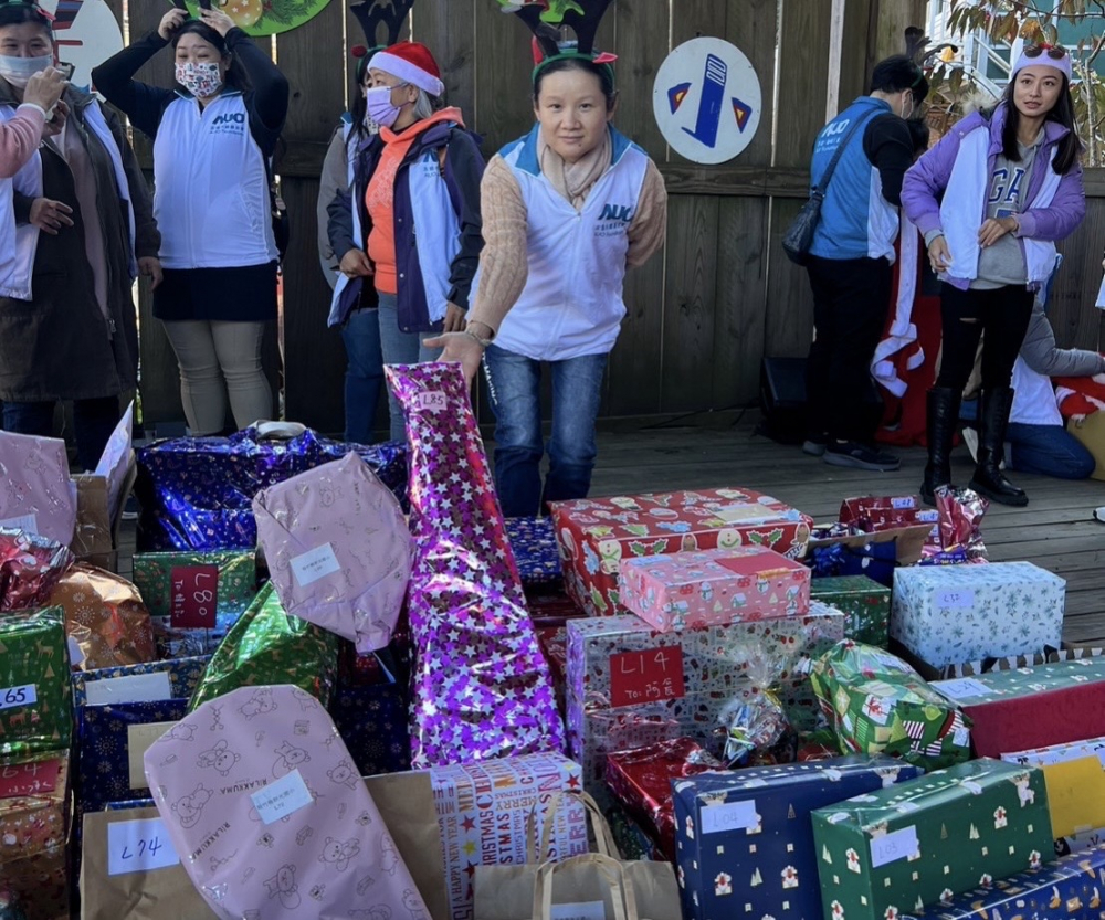 友達永續基金會「圓夢列車」年年迴響熱烈，認捐同仁精心挑選禮物、巧手包裝，整理成隊後，將祝福一一打包送出