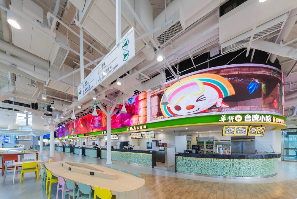 友達穩步推動雙軸轉型策略，旗下子公司達擎攜手傑可達數位與零售業者統一超商合作，為全新改裝開幕的「清水服務區」打造首創的裸視3D體驗牆