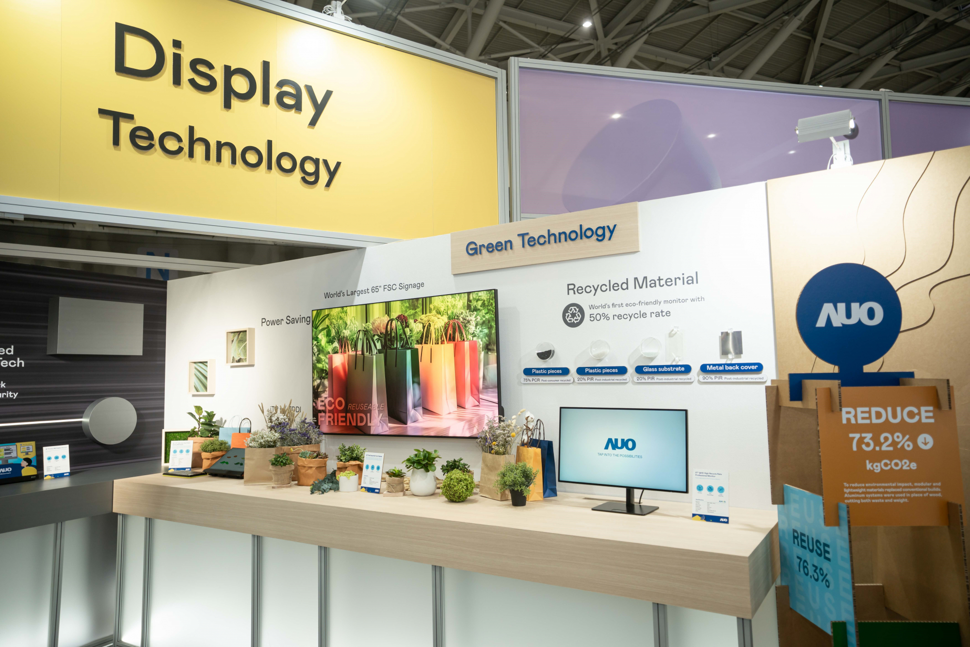 友達Touch Taiwan 2025雙展位再度獲etouch 綠色裝潢設計獎肯定；智慧顯示展位以鋁製模組系統取代傳統木作施作，並在相關裝潢物與設計使用可回收、可重複使用的材料，體現低碳與循環精神。