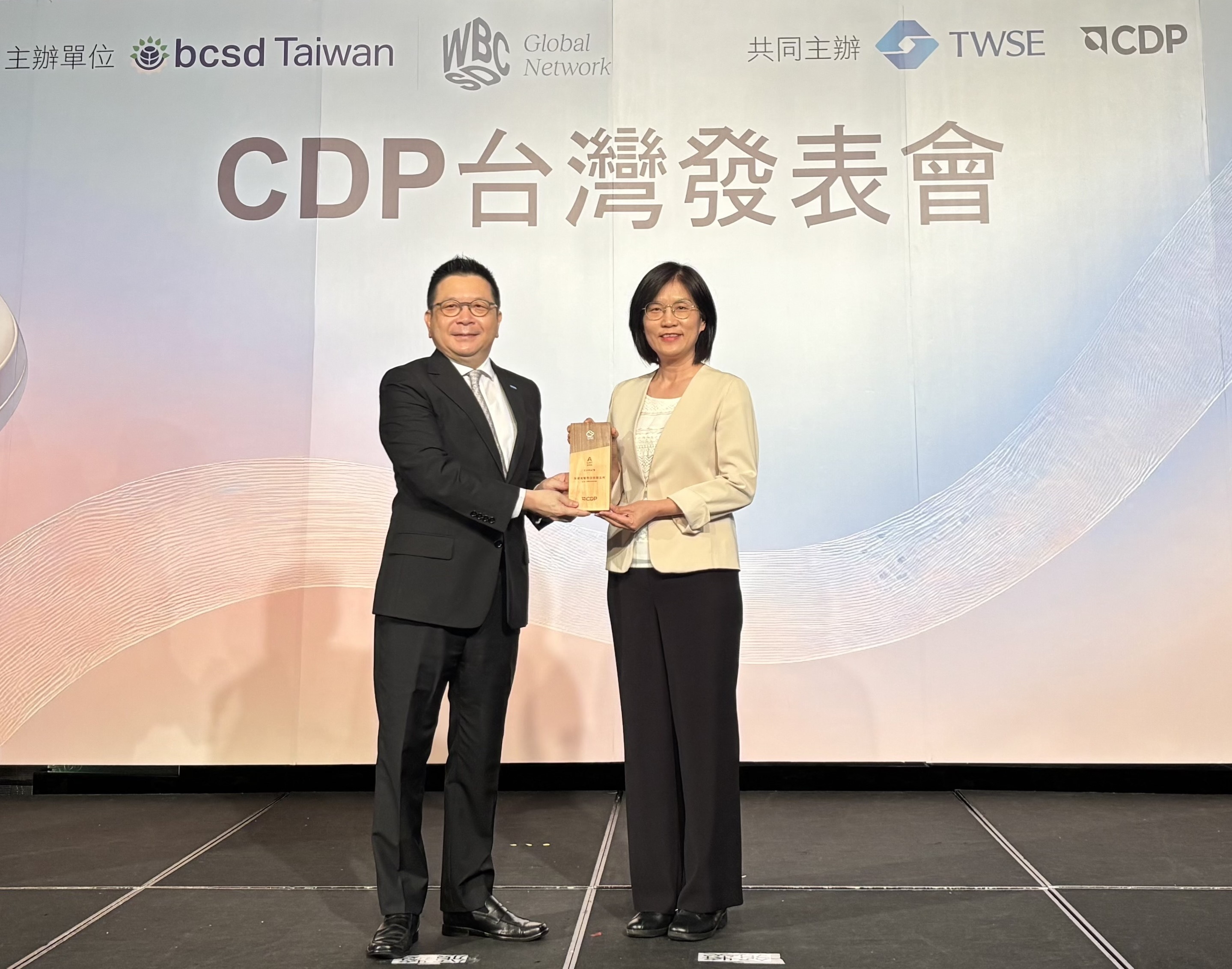 友達永續成果再獲國際評比肯定，獲頒CDP氣候與水資源雙項領導力評級。今由臺灣證券交易所董事長林修銘（左）頒獎，友達光電永續長古秀華（右）代表受獎