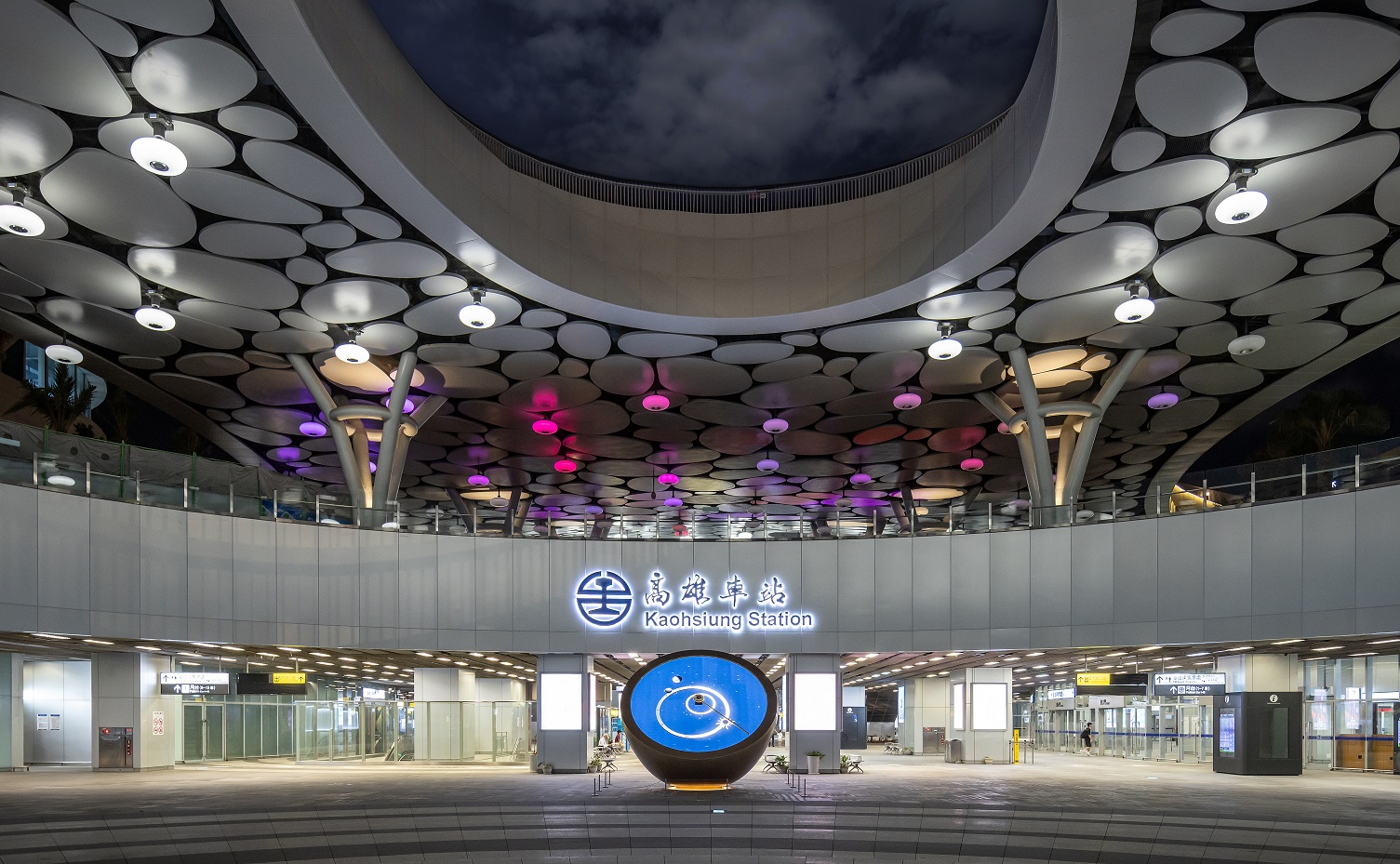 創利空間參與《高雄車站共感空間》公共藝術計畫，擔任視覺科技整合夥伴。於「看時間」天文鐘作品中提供技術指導，整合圓形LED鐘面與鐘體結構，在時間、天象星盤與空間氛圍間生動展演