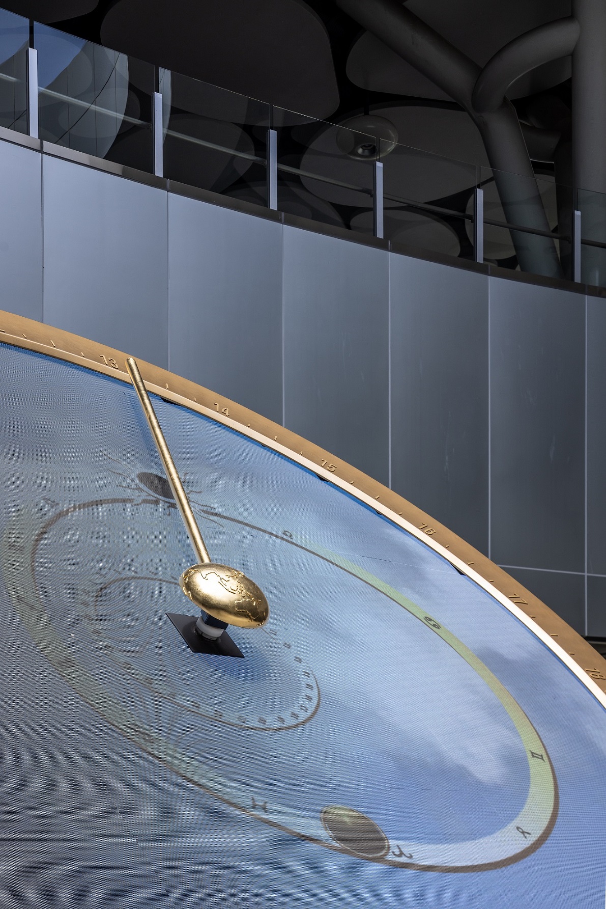 創利空間參與《高雄車站共感空間》公共藝術計畫，擔任視覺科技整合夥伴。於「看時間」天文鐘作品中提供技術指導，整合圓形LED鐘面與鐘體結構，在時間、天象星盤與空間氛圍間生動展演