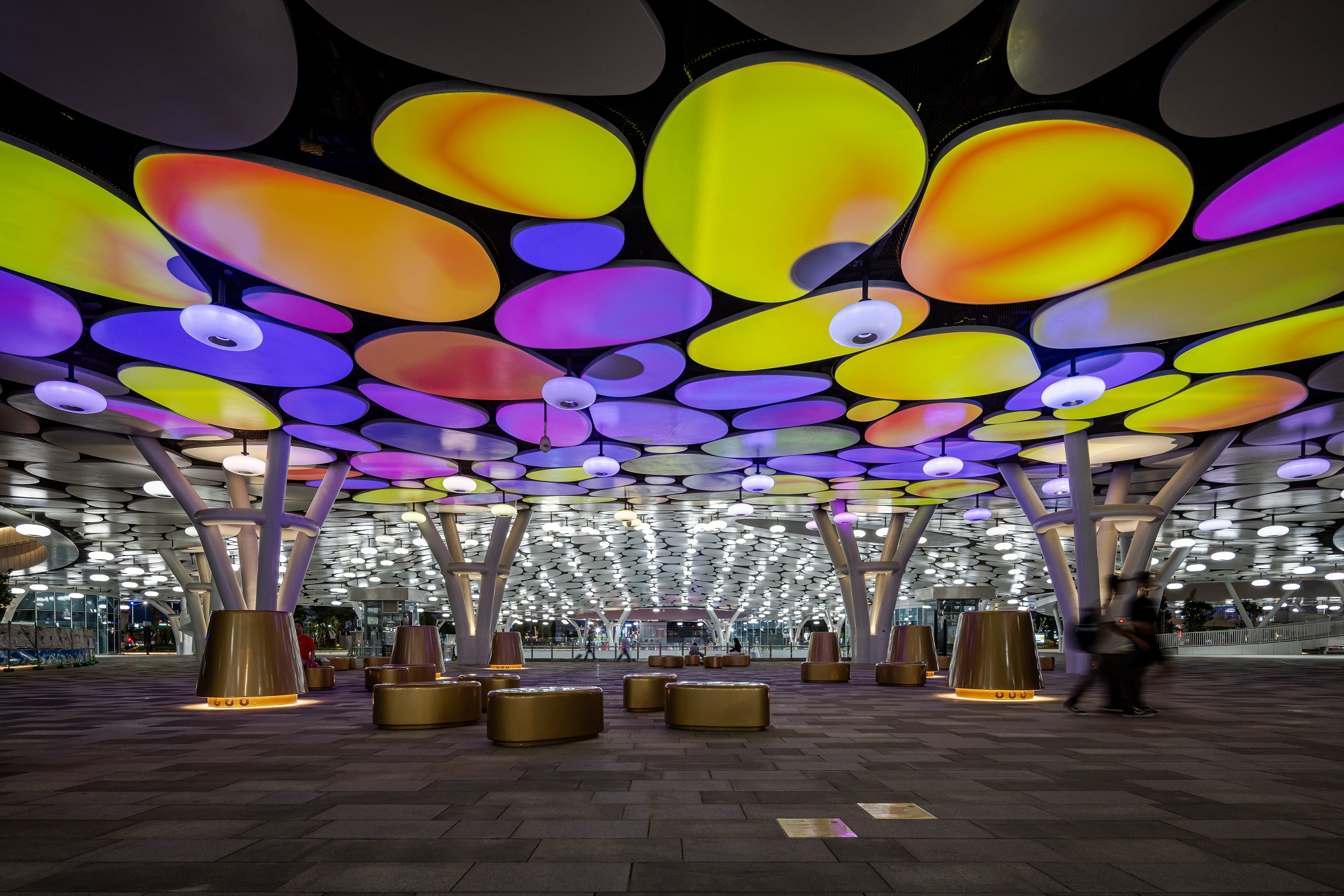 於「染色彩」作品中，創利空間協助藝術團隊將高雄車站天棚2700片鋁製雲朵染上繽紛色彩，從設備設定、光影軟體串接到現場調校，確保光線準確落在雲朵表面，展現層次與意境