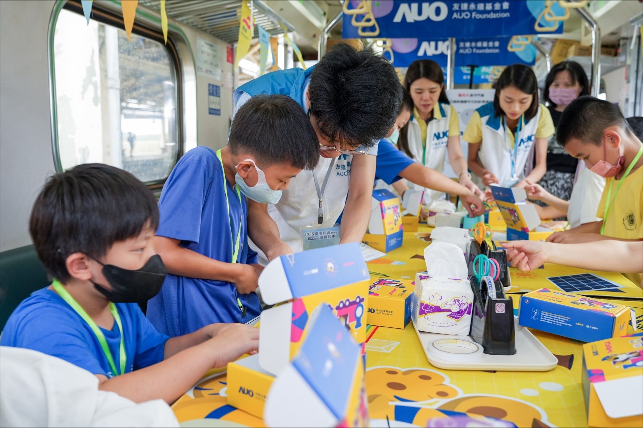 今年友達設計「光電、再生能源、水資源」三大課程主題，攜手供應鏈夥伴默克及大豐環保，以循環經濟理念開發創意教材