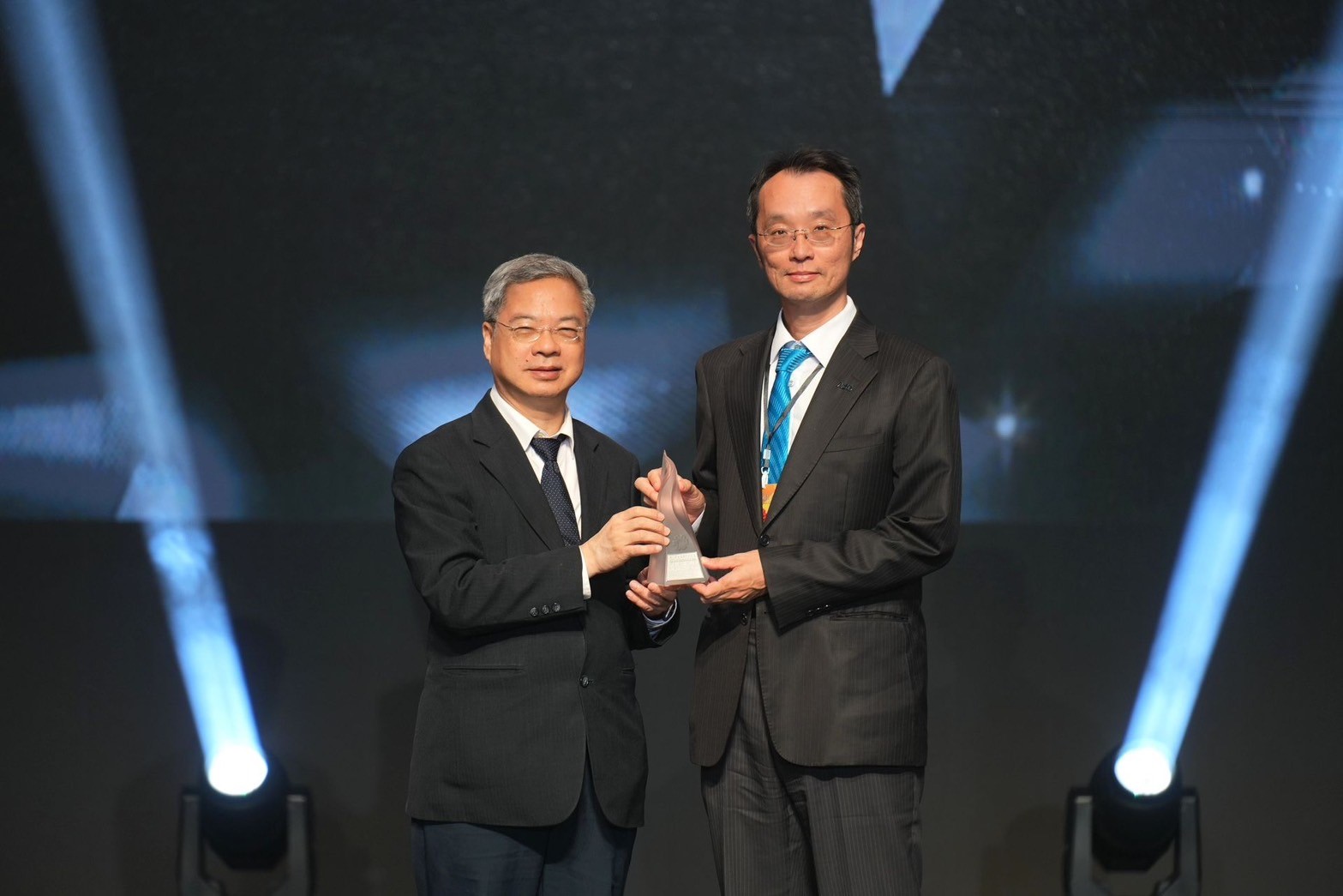 「友達「177吋高透明度Micro LED顯示器」獲得台灣精品銀質獎，由友達光電顯示產品研發總部副總經理吳仰恩（右）代表領獎