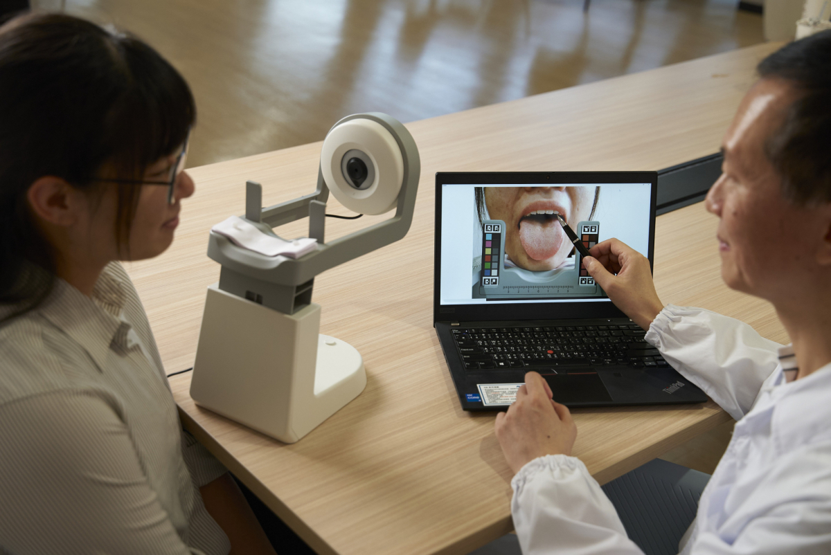 友達耘康的「舌象辨識軟體」則運用AI與大數據技術，可快速辨識舌色、舌形、苔色、苔質等特徵，顯著提升舌象辨識效率，優化檢測流程。